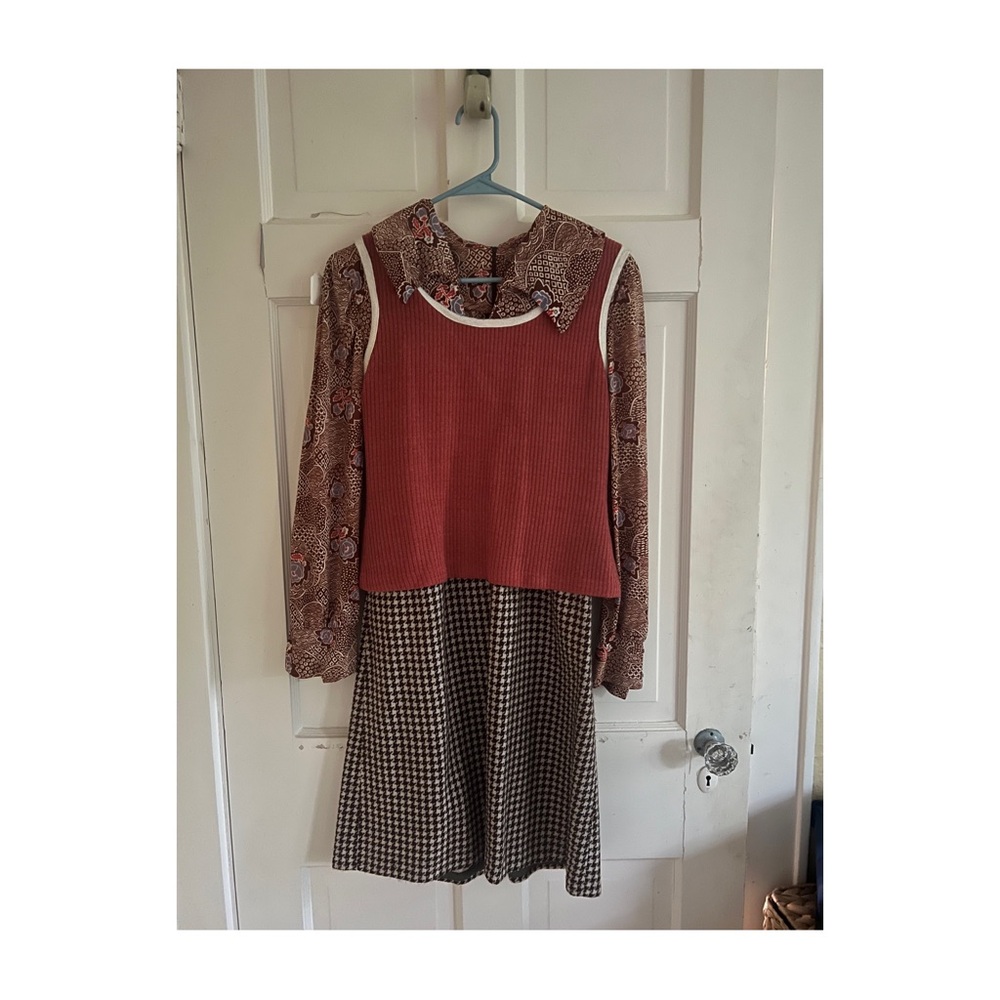 Vintage 70’s dress, excellent condition.  Size 6 but runs big. Vest removable.